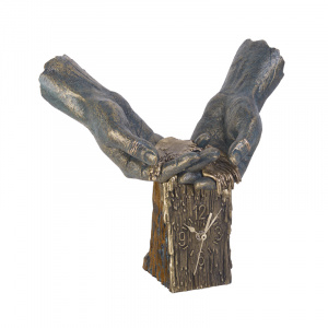 Скульптура с часами "В моих руках"