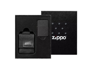 Набор ZIPPO: зажигалка Black Crackle® и нейлоновый чехол Набор ZIPPO: зажигалка Black Crackle® и нейлоновый чехол