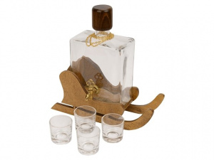 Штоф со стаканчиками на деревянной подставке «Сани» Штоф со стаканчиками на деревянной подставке «Сани»
